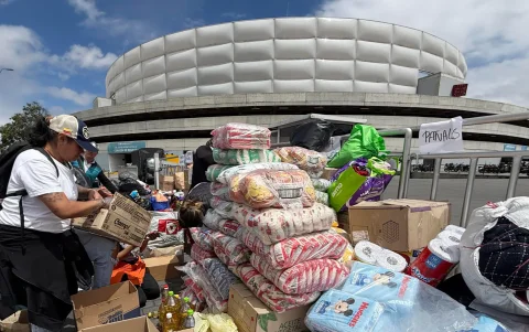 Una voluntaria organiza donaciones para los damnificados de los terremotos en Venezuela, este martes en Bogotá (Colombia).