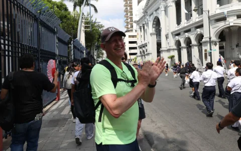 Los turistas celebraron la actuación de los estudiantes en el desfile que recorrió la avenida Malecón, en el centro de Guayaquil.
