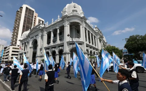 Las autoridades salieron al balcón del Municipio de Guayaquil para apreciar el desfile estudiantil a su paso por la avenida Malecón.