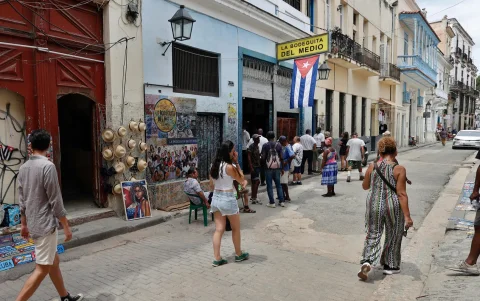 Fotografía del 6 de junio de 2026 de personas caminando frente al bar y restaurante 'La Bodeguita del Medio' en La Habana (Cuba).