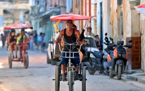 Personas transitan en bicitaxis por una calle este 26 de junio de 2026, en La Habana (Cuba).