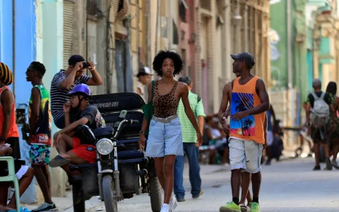 Personas caminan por una calle en La Habana (Cuba).
