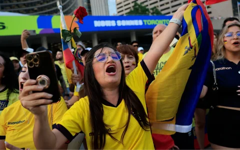 Una aficionada de Ecuador reacciona este martes, previo a un partido de los dieciseisavos de final del Mundial de la FIFA 2026 entre México y Ecuador, en Toronto.