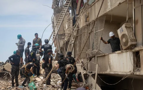 Rescatistas trabajan entre los escombros en Catia La Mar durante las labores de búsqueda tras los terremotos.