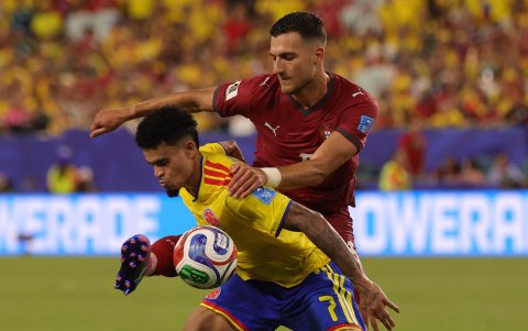 Mundial 2026: Luis Díaz, de Colombia, protege el balón frente a Portugal.