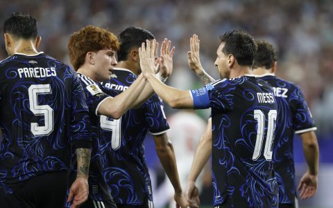 Jugadores de Argentina, entre estos Lionel Messi, celebran en Dallas la tercera victoria en el Mundial 2026 en igual número de salidas.
