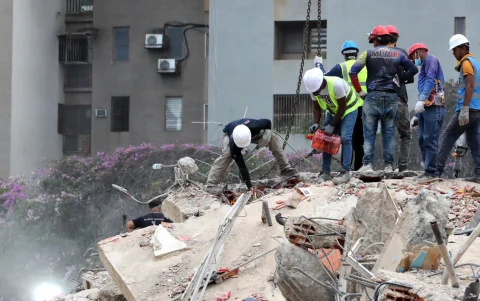 Rescatistas inspeccionan escombros en Caracas durante las operaciones de búsqueda tras los terremotos.