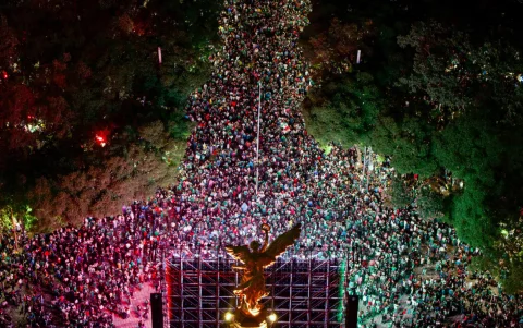 Aficionados celebran en el Ángel de la Independencia tras la victoria de México sobre Ecuador en el Mundial 2026.
