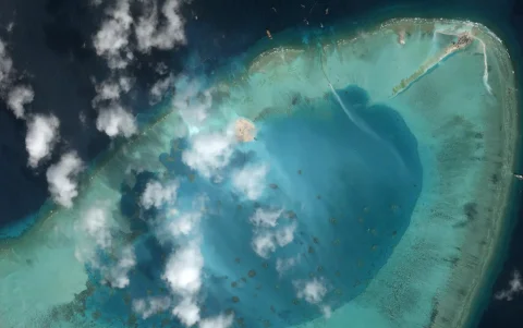 En la imagen, vista satelital del Arrecife de Antelope, una isla artificial construida por China en las disputadas Islas Paracel del Mar de China Meridional.