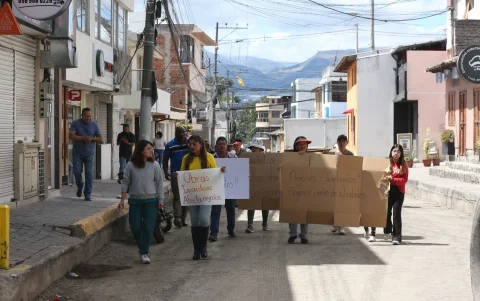 Malestar. Con carteles en mano, moradores recorrieron la calle García Moreno en San Marcos y llegaron al GAD de Cumbayá para exigir respuestas.