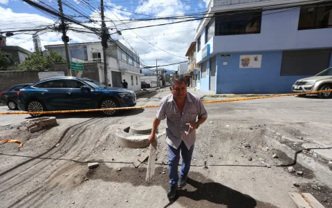 Situación. Calle García Moreno, de cuatro cuadras, conecta al parque central de Cumbayá, luce sin asfalto, maquinaria detenida y calles llenas de polvo.