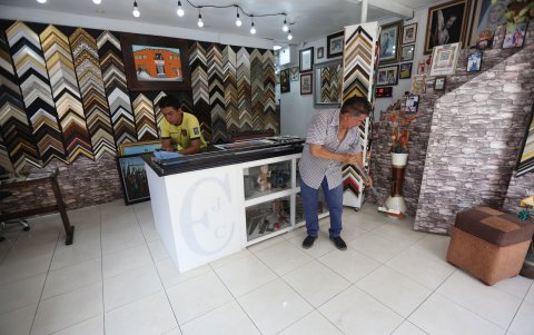 Propietarios de locales comerciales en Cumbayá reportan bajas ventas por cierres viales y polvo constante en sus establecimientos.