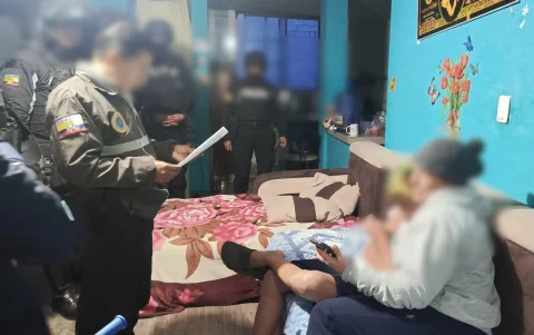 Se realizaron cuatro allanamientos en distintas zonas de Quito. Se encontró armas y drogas.