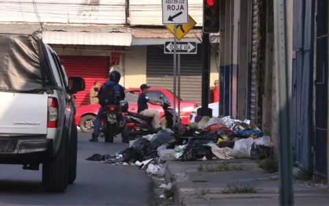 La basura se acumula en varios sectores de Durán mientras continúa suspendido el servicio de recolección.
