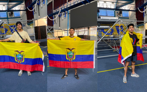 Hugo Chicaiza, Aaron Navia y Steven Galárraga, representantes de Ecuador, posan con la bandera antes de su participación en el IV Abierto Panamericano de Parkour.en San Salvador, El Salvador.