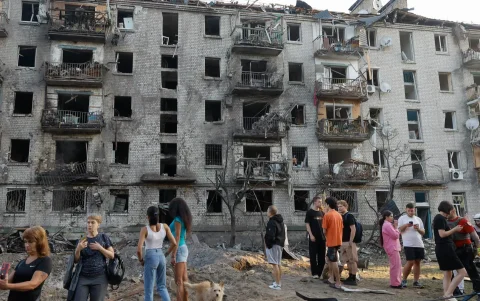 Residentes locales se reúnen en el lugar de un ataque con misiles rusos contra una zona residencial en Kiev, Ucrania, el 2 de julio de 2026.