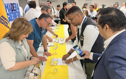 Los precandidatos a la Prefectura del Guayas suscriben el acta de proclamación y aceptación de sus precandidaturas, al término de la asamblea provincial del Partido Social Cristiano.