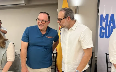 Juan Carlos González, precandidato a la Prefectura del Guayas, y Andrés Roche, precandidato a la Alcaldía de Guayaquil, durante la asamblea provincial del PSC.