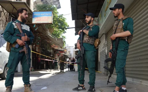 Las fuerzas de seguridad sirias hacen guardia donde se produjo una explosión en una cafetería en el centro de Damasco, Siria, el 2 de julio de 2026.