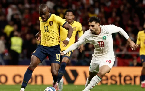 El defensa de la selección de fútbol de Marruecos Chadi Riad (d) lucha con Enner Valencia, de Ecuador, durante el partido amistoso.