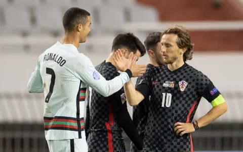 Cristiano Ronaldo (i) junto a Luka Modric ya se han enfrenado por selecciones.
