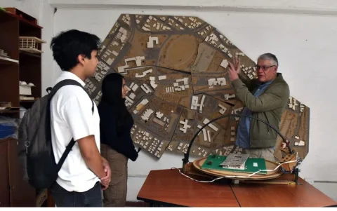 Diego Hurtado y estudiantes de la Universidad Central junto a la maqueta del campus sostenible, que les gustaría poder desarrollar.
