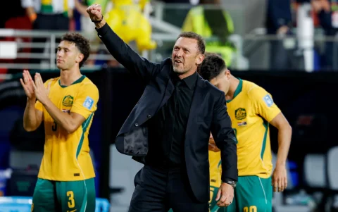 Tony Popovic (c), seleccionador de Australia en el Mundial 2026.