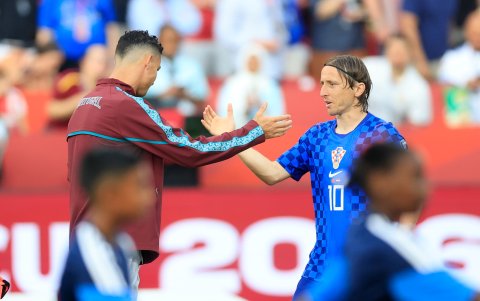 Cristiano Ronaldo y Luka Modric (d) se enfrentaron en el Mundial 2026.