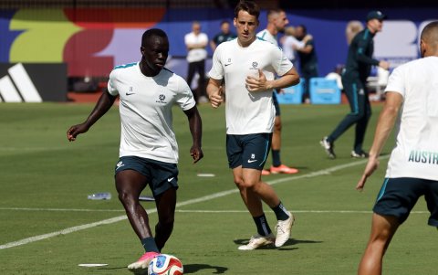 Los jugadores australianos Awer Mabil (izda) y Kai Trewin durante un entrenamiento de la selección nacional en Dallas (Texas).