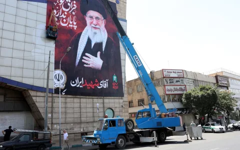Un cartel con la imagen de Ali Jameneí en un edificio de Teherán.