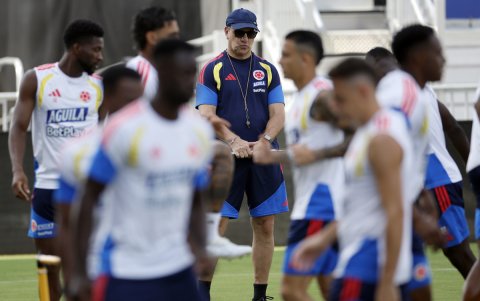 El entrenador de la selección de Colombia, Néstor Lorenzo (c), dirige el entrenamiento que han realizado en el Miami Inter CF Stadium