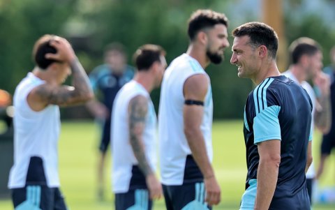 El seleccionador argentino Lionel Scaloni (derecha) asiste a una sesión de entrenamiento en Fort Lauderdale, Florida, EE. UU.