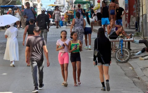 Personas caminan por una calle este jueves en La Habana (Cuba).