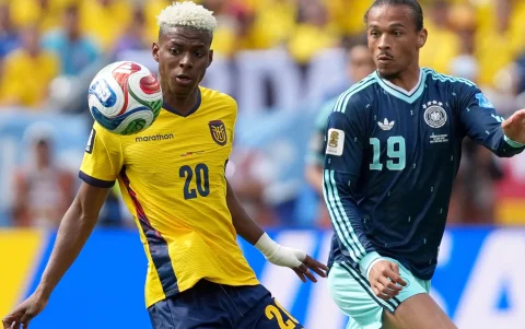 Nilson Angulo de Ecuador disputa el balón con Leroy Sané de Alemania este jueves, en un partido del grupo E del Mundial de la FIFA 2026 entre Ecuador y Alemania en el estadio MetLife de Nueva Jersey.