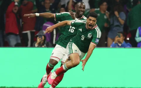 Raúl Jiménez y Julián Quiñones celebran el segundo gol de México en el partido de los dieciseisavos de final del Mundial 2026 ante Ecuador en el estadio Azteca​, en Ciudad de México.