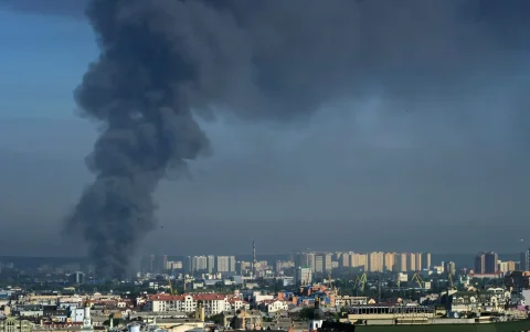 Vista general del humo al elevarse sobre Kiev, este 2 de julio, tras un masivo ataque combinado en el marco de la invasión rusa a Ucrania.
