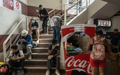 Personas afectadas por el doble terremoto del 24 de junio en Venezuela esperan atención médica este viernes, al interior de un restaurante en La Guaira (Venezuela).