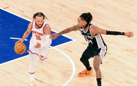 Jalen Brunson enfrenta a Devin Vassell en las Finales NBA.