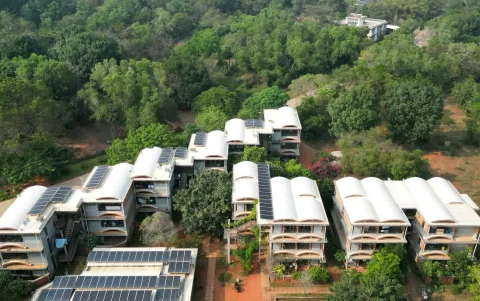 Una vista aérea de casas residenciales en Auroville, cerca de Puducherry.