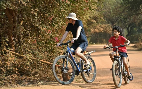 Residentes montando en bicicleta por una carretera en Auroville, cerca de Puducherry.