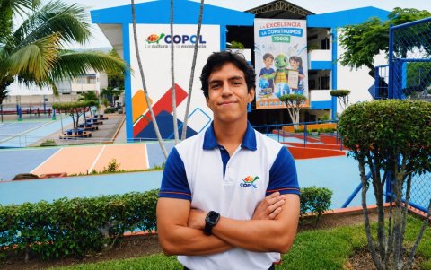 Andrés Boza, abanderado de la Unidad Educativa COPOL, sostiene que el mérito académico debe traducirse en más oportunidades para que el talento joven pueda crecer y aportar al desarrollo del Ecuador.