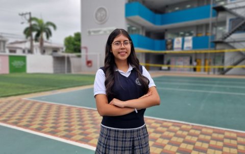 María Paula Vásconez Espinoza, abanderada del Liceo Panamericano Centenario, afirma que la educación, el pensamiento crítico y una mayor inversión en ciencia son claves para construir más oportunidades.