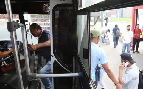 Trabajadores reorganizan horarios y rutas para reducir riesgos de la violencia en Ecuador.