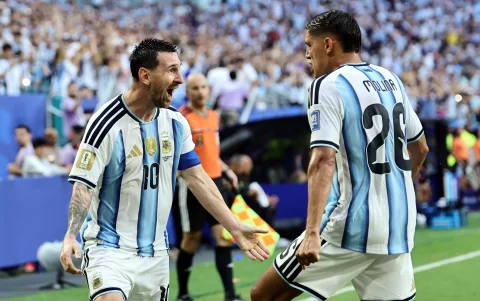 Messi celebra con Molina tras marcar el golazo ante Cabo Verde.