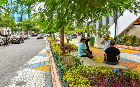 Convivencia. Adultos mayores se reúnen en un tramo del bulevar 9 de Octubre.