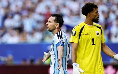 Lionel Messi y el arquero Vozinha de Cabo Verde
