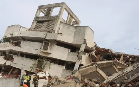 Rescatistas participan en la búsqueda de sobrevivientes tras el doble terremoto del 24 de junio.