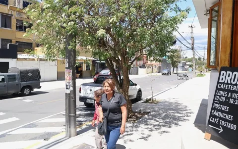 Los vecinos, algunos de ellos adultos mayores, caminan en Las Casas, del brazo de sus cuidadores.
