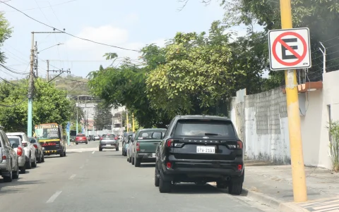 Incluso en zonas donde es prohibido estacionarse, se aprovecha el vacío de control. Así se hacen más estrechos los pasos vehiculares.