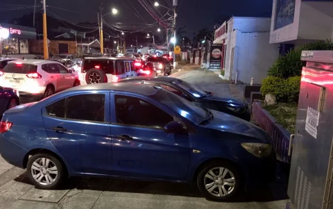 La vereda se convierte en un espacio más para el parque en zonas de alta demanda.